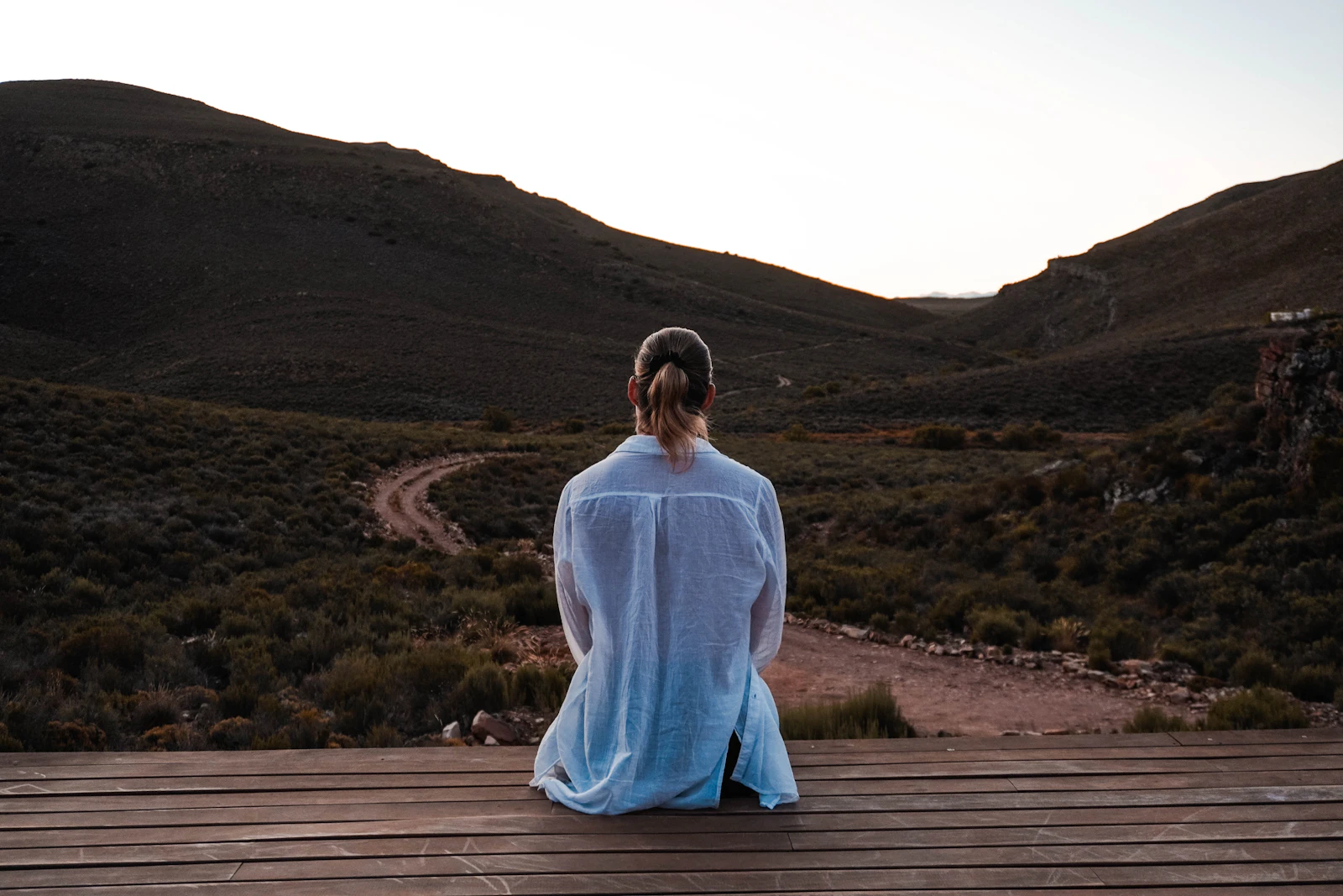 Femme contemplant un paysage - ambiance sophrologie et méditation.